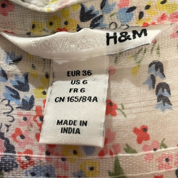 Adorable cotton H&M blouse with ditsy floral print - Picture 3 of 4